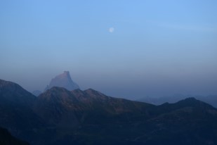 Pic du midi d'Ossau, Pyrénées, pleine lune