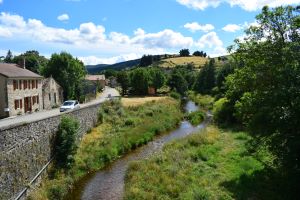 Village et rivière sur le chemin de Stevenson, GR70