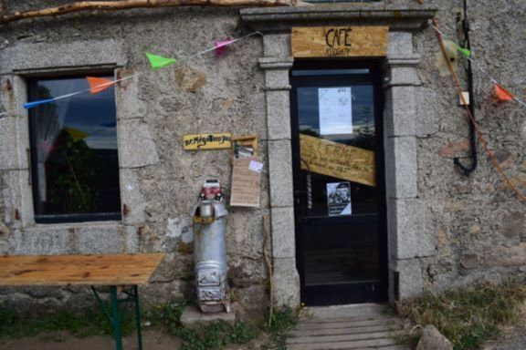 Café associatif, village sur le chemin de Stevenson, GR70