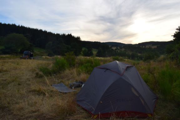 Bivouac, tente, chemin de Stevenson, GR70, champs, Le Velay